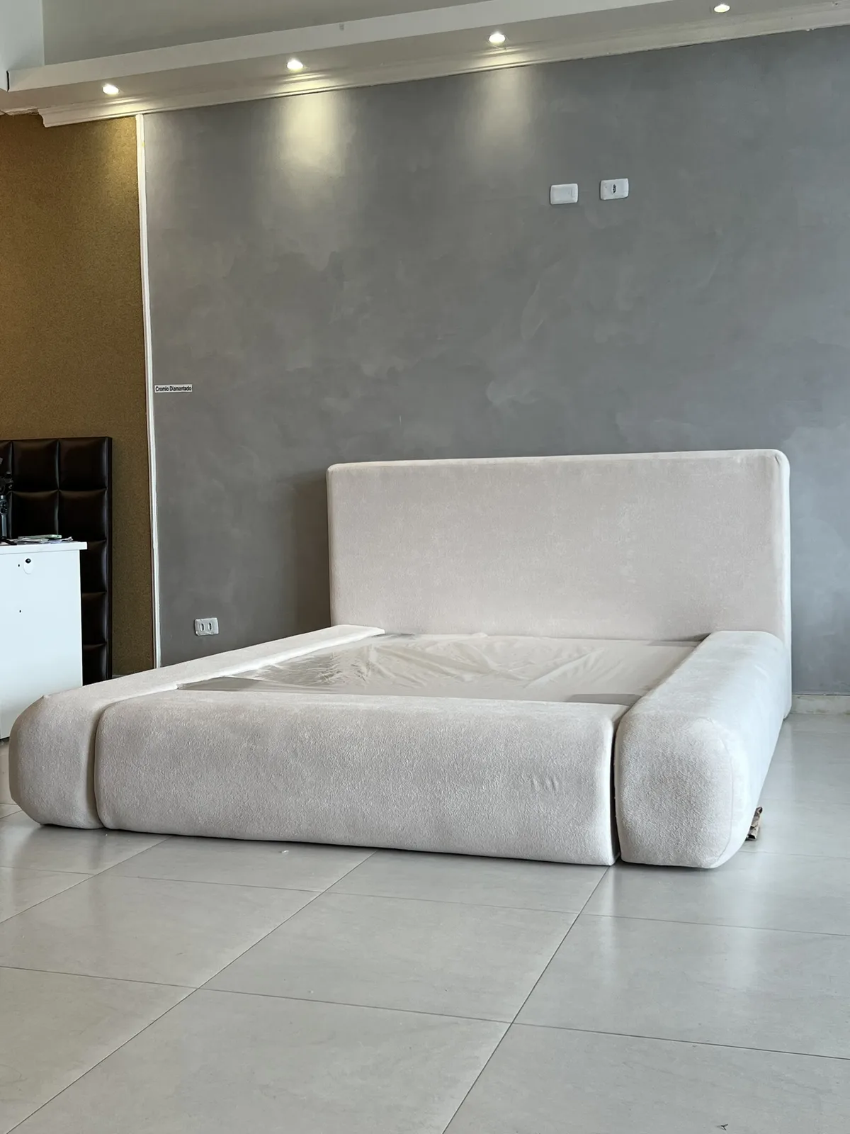 Cama estofada sob medida da Cabeçare 102