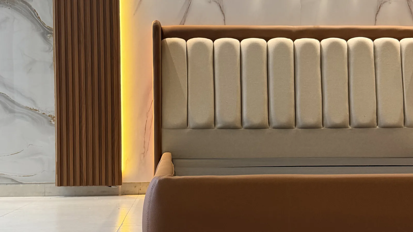 Cama da Cabeçare estofada, com cabeceira canelada creme e estrutura caramelo