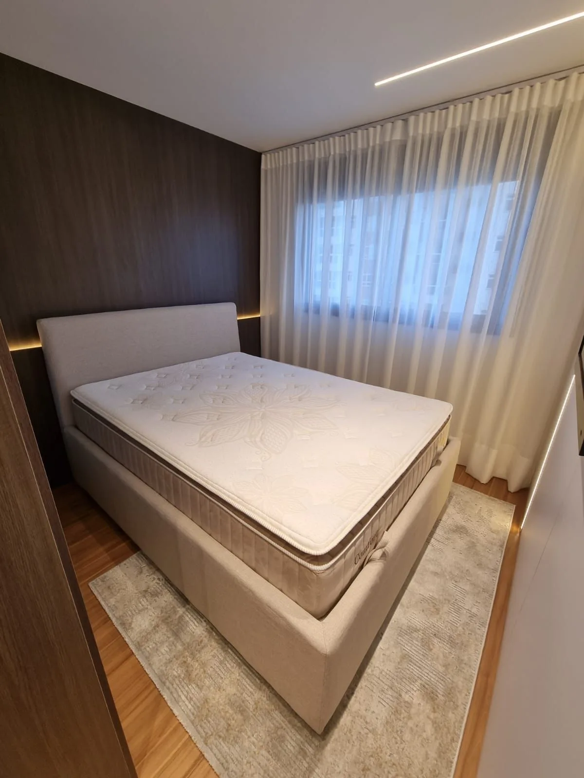 Cama estofada sob medida da Cabeçare 36