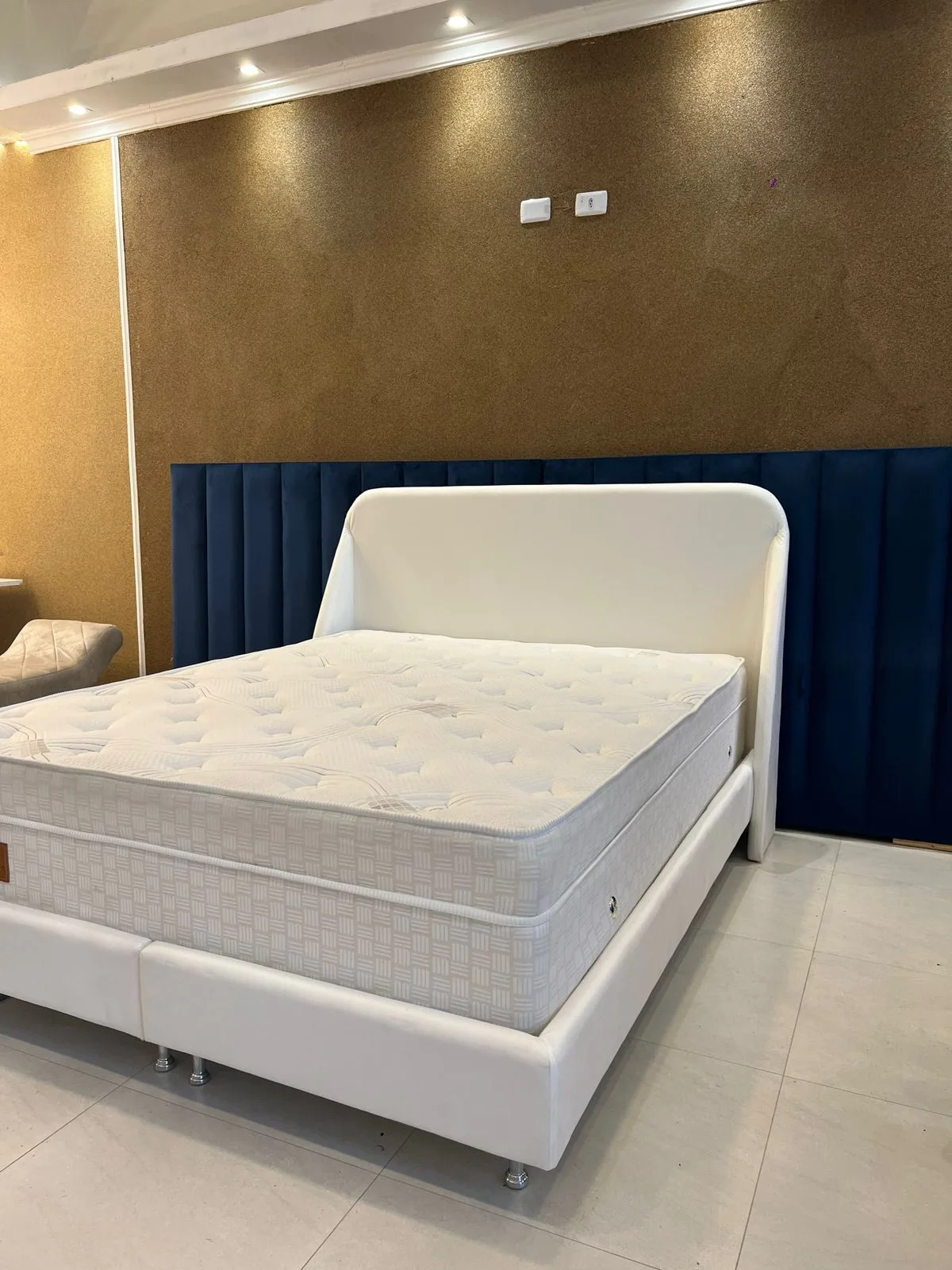 Cama estofada sob medida da Cabeçare 8